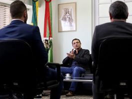 Diferenças entre Moisés e Messias moisés é visto falando sentado em um sofá observado por dois homens sentado em outras poltronas