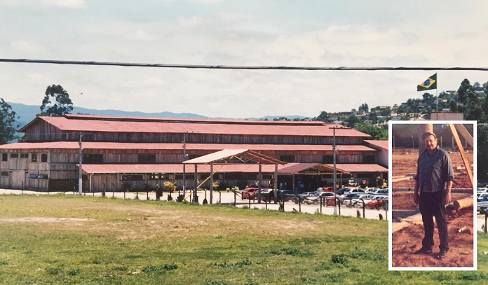 duas fotos sobrepostas; uma do antigo centro de eventos, outra de um senhor parado em pé olhando para a câmera