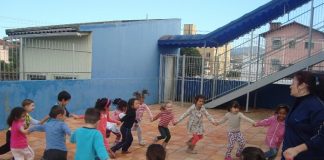 crianças dançando ciranda de roda no pátio da cvm