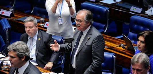 Senado prepara-se para votar flexibilização da Lei de Ficha Limpa senador fala em pé ao microfone visto de cima entre outros senadores sentados nas bancadas