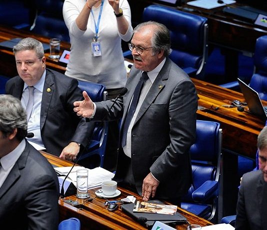 senador fala em pé ao microfone visto de cima entre outros senadores sentados nas bancadas