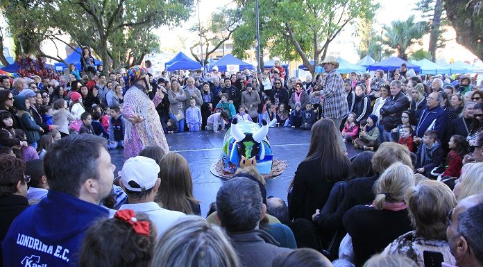 grande grupo de pessoas reunidas em volta de um palco com apresentação do boi de mamão