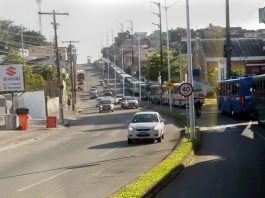 grande quantidade de ônibus em fila no trânsito em avenida dupla; de um lado está tudo engarrafado