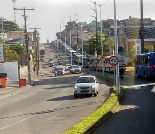 grande quantidade de ônibus em fila no trânsito em avenida dupla; de um lado está tudo engarrafado