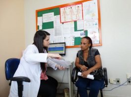 médica conversa com paciente feminina em escritório