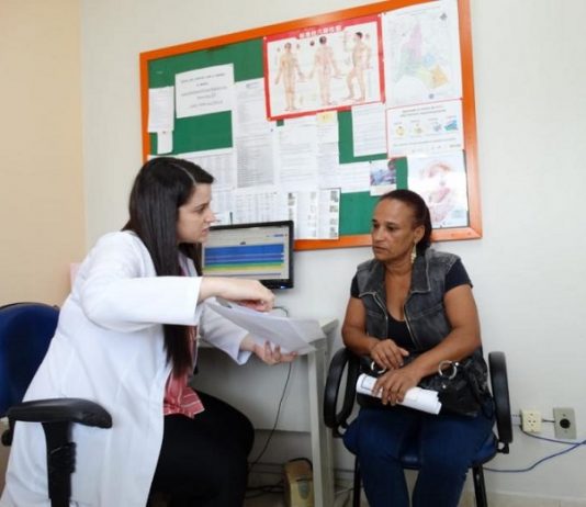médica conversa com paciente feminina em escritório