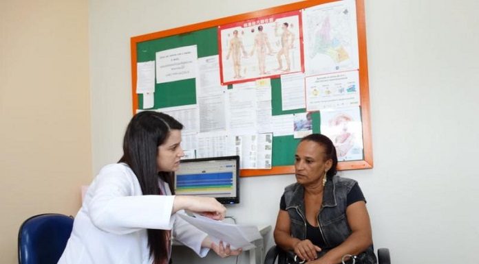 médica conversa com paciente feminina em escritório