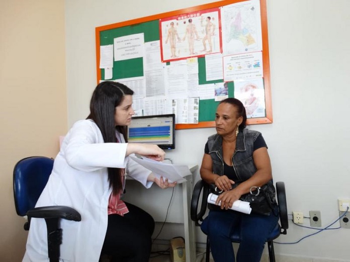 médica conversa com paciente feminina em escritório