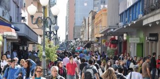 grande quantidade de pessoas andando pelo calçadão onde há diversos comércios no centro de florianópolis