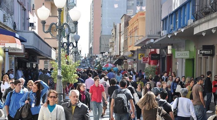 grande quantidade de pessoas andando pelo calçadão onde há diversos comércios no centro de florianópolis