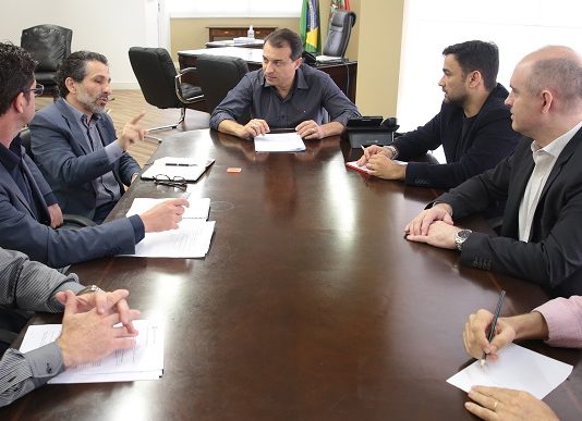 Governador eleito divulga 11 nomes da equipe de transição sete homens reunidos em uma mesa, onde na ponta está o governador eleito carlos moisés