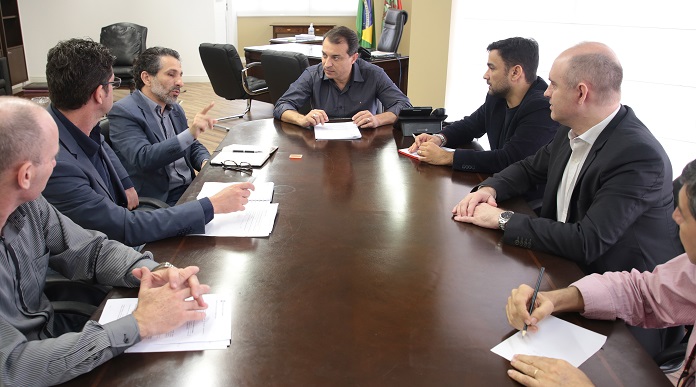 sete homens reunidos em uma mesa, onde na ponta está o governador eleito carlos moisés