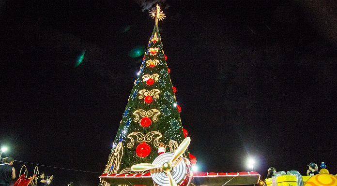 decoração de natal com árvores e outras instalações em uma praça