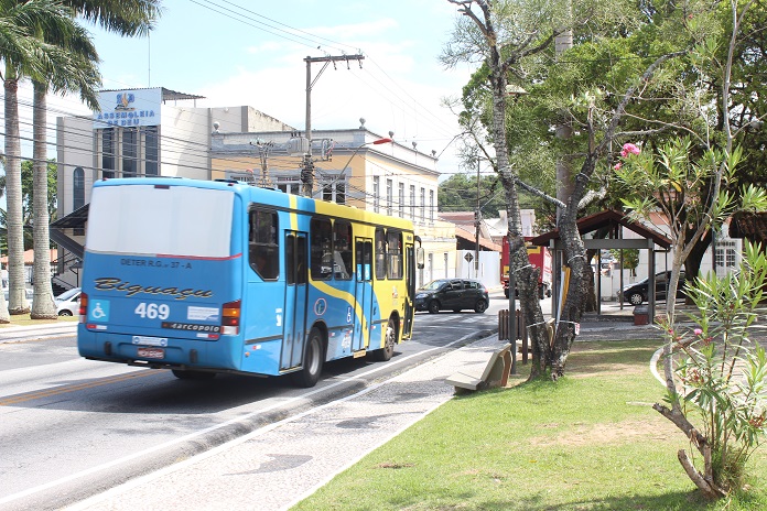 Ônibus de linha municipal em São José