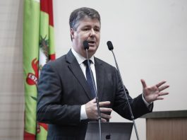 MPSC destaca saúde, combate à corrupção e à sonegação em relatório anual procurador fala ao microfone na tribuna da alesc