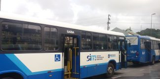 ônibus do transporte coletivo estacionados em terminal