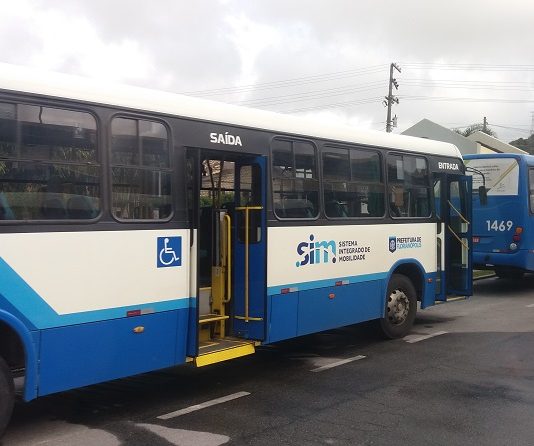 ônibus do transporte coletivo estacionados em terminal