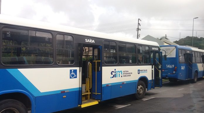 ônibus do transporte coletivo estacionados em terminal