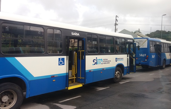 ônibus do transporte coletivo estacionados em terminal