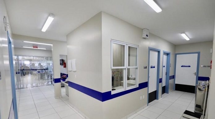 corredores internos do posto de saúde, mostrando tudo novo e limpo