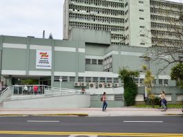 a fachada do prédio do hospital governador celso ramos, com um logo do governo do estado á frente