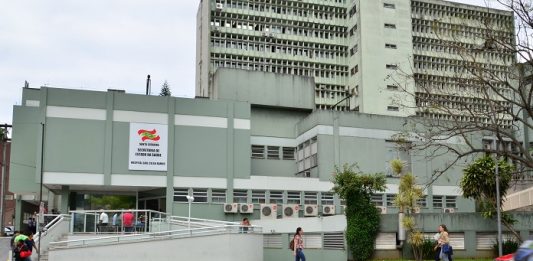 a fachada do prédio do hospital governador celso ramos, com um logo do governo do estado á frente