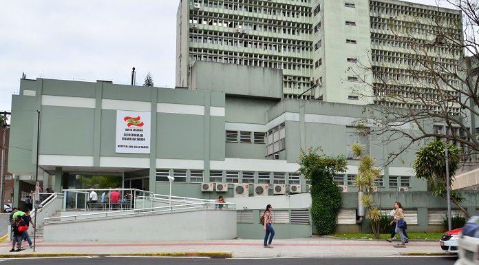 a fachada do prédio do hospital governador celso ramos, com um logo do governo do estado á frente