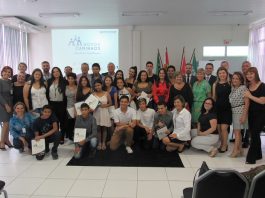 grande grupo posa para a foto