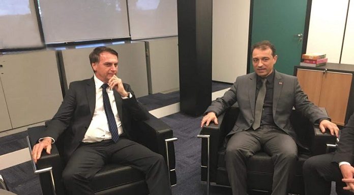 bolsonaro e moisés sentados em poltronas lado a lado