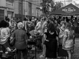 Tralharia dá adeus em 2018 com chopp gelado e clima tropical foto em preto e branco de grande quantidade de gente em pé numa rua do centro de florianópolis