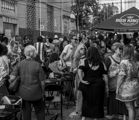 foto em preto e branco de grande quantidade de gente em pé numa rua do centro de florianópolis