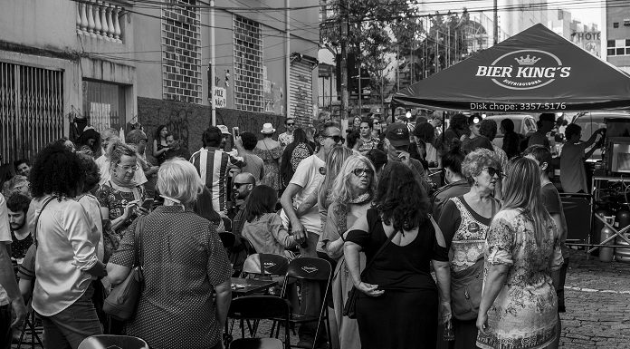 foto em preto e branco de grande quantidade de gente em pé numa rua do centro de florianópolis