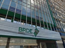 fachada da sede do brde em florianópolis com o logo vista da rua