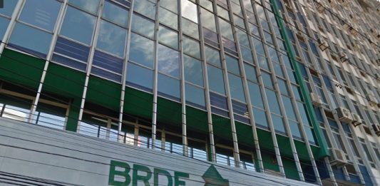 fachada da sede do brde em florianópolis com o logo vista da rua