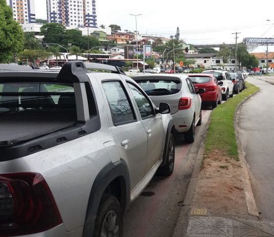 Sem reajuste, IPVA em SC sobe pela valorização dos veículos carros estacionados ao longo de uma rua e ao lado de uma ciclovia