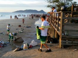 Lixo jogado nas praias gera impactos ambientais, econômicos e prejuízo aos banhistas garis da comcap recolhendo muito lixo espalhado na praia do campeche, em florianópolis