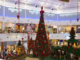 Floripa Shopping tem horário especial para as compras de final de ano vão central do shopping com decoração de natal e grande árvore no meio