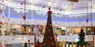 vão central do shopping com decoração de natal e grande árvore no meio