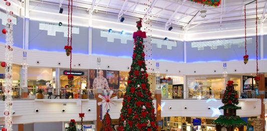 Floripa Shopping tem horário especial para as compras de final de ano vão central do shopping com decoração de natal e grande árvore no meio