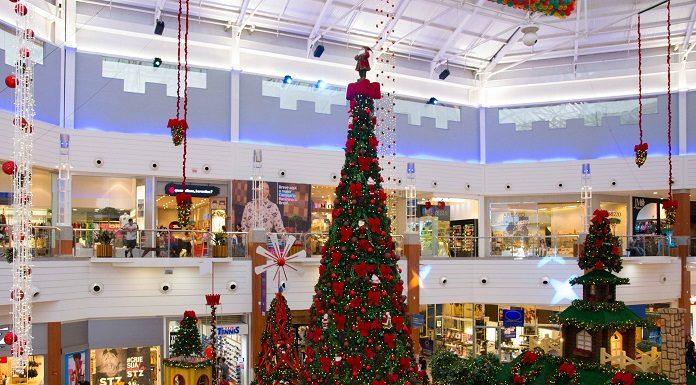 vão central do shopping com decoração de natal e grande árvore no meio