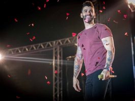 gusttavo lima dando risada em cima do palco
