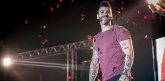 gusttavo lima dando risada em cima do palco