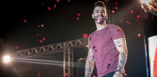 gusttavo lima dando risada em cima do palco
