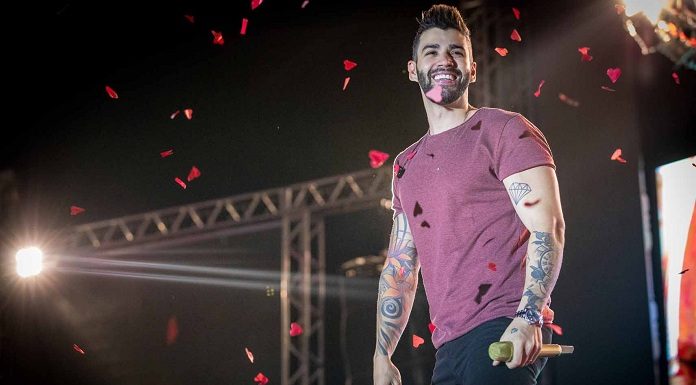 gusttavo lima dando risada em cima do palco