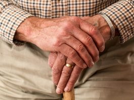 Idosos com mais de 80 anos terão prioridade na justiça catarinense close nas mãos de uma pessoas idosa usando anel