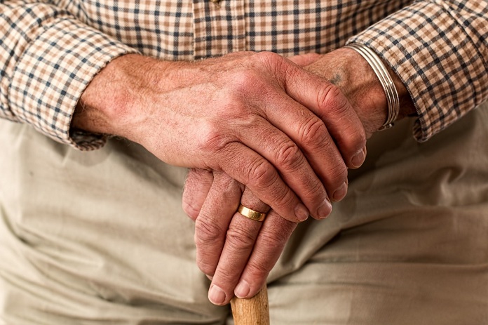 close nas mãos de uma pessoas idosa usando anel
