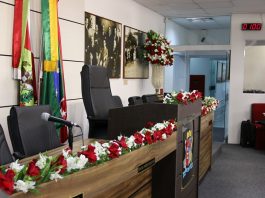 Restabelecida posse da nova mesa diretora da Câmara de São José bancada da mesa diretora da camara com cadeiras vazias