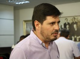 Mesa Diretora da Câmara Municipal de São José será empossada no dia 2 de janeiro michel visto de lado falando com alguém fora da imagem dentro da câmara