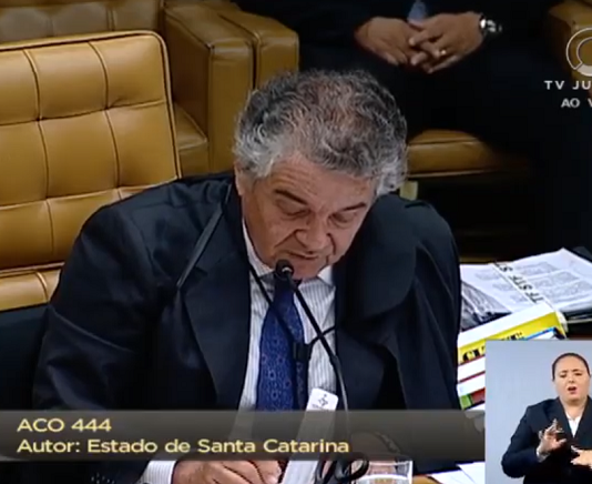 STF faz novo pedido de vista em ação sobre royalties do petróleo ministro marco aurelio fala sentado em sua cadeira no plenario do stf; foto de reprodução da tv, onde no canto há a intérprete de libras