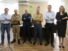 Moisés anuncia o colegiado superior de Segurança Pública moisés, os chefes das corporações e a vice daniela de braços cruzados posando para a foto